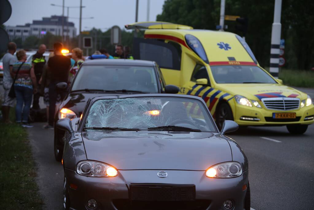 Overstekende fietser aangereden door auto