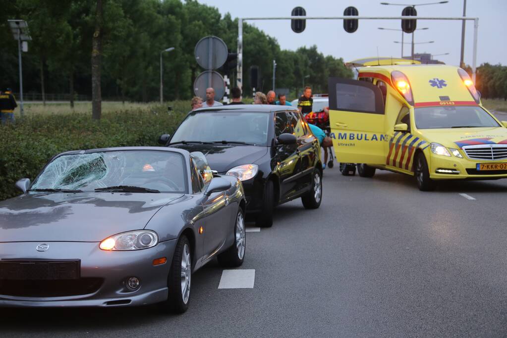 Overstekende fietser aangereden door auto