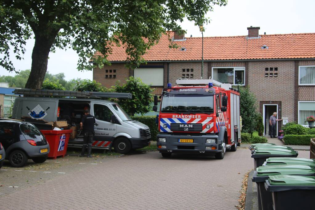 Brandweer doet onderzoek naar gaslucht in woning
