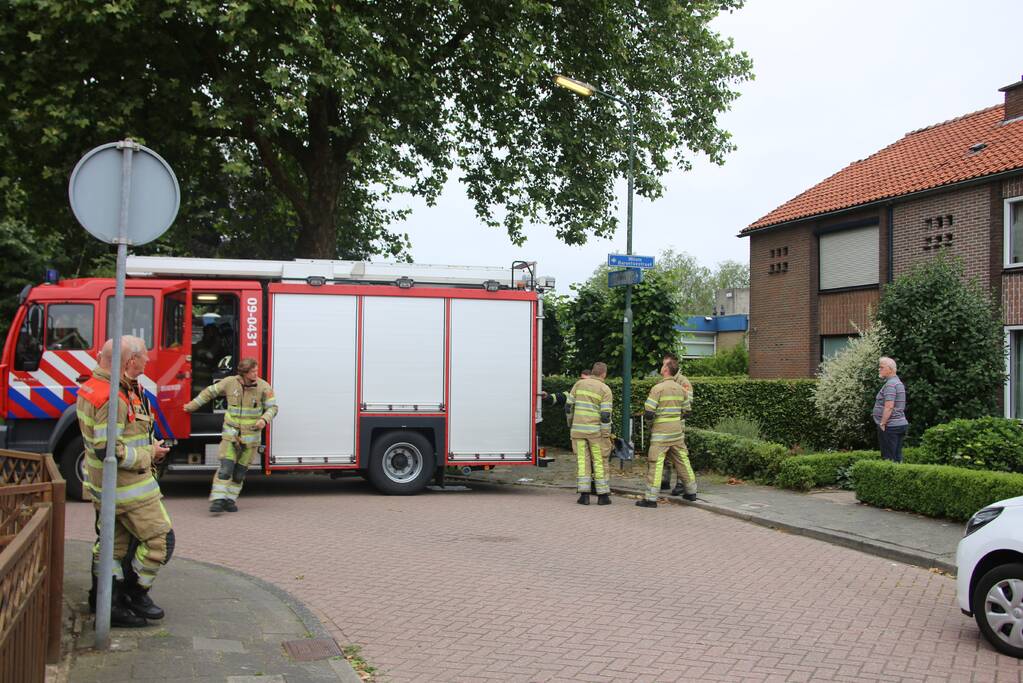 Brandweer doet onderzoek naar gaslucht in woning