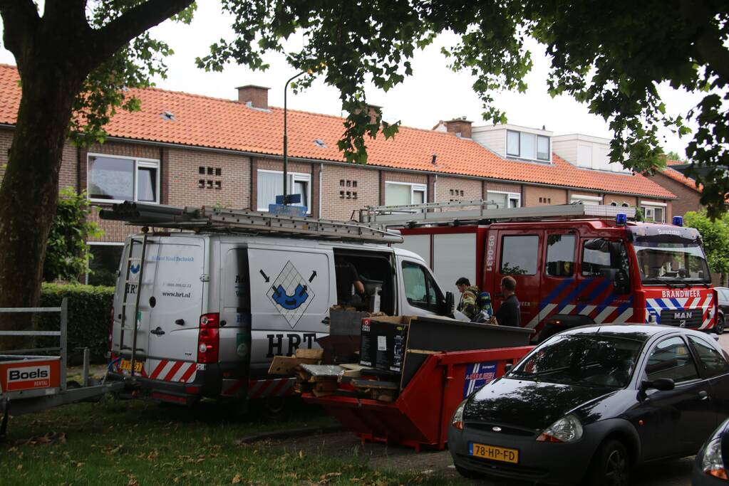 Brandweer doet onderzoek naar gaslucht in woning