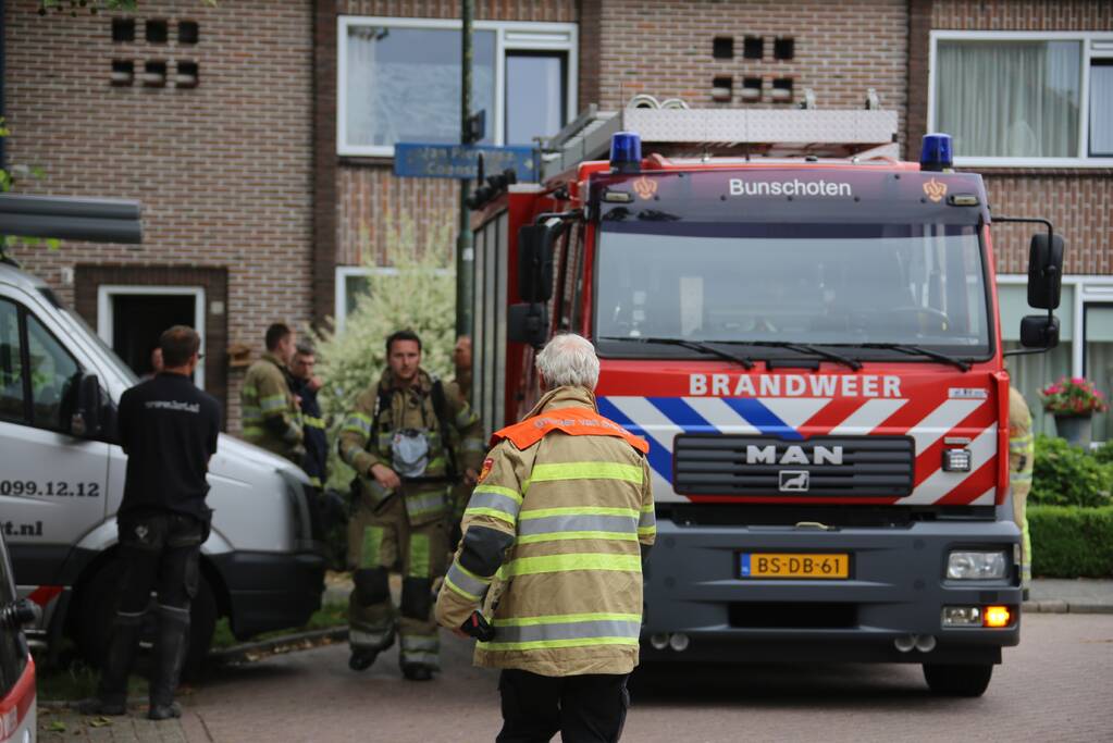 Brandweer doet onderzoek naar gaslucht in woning