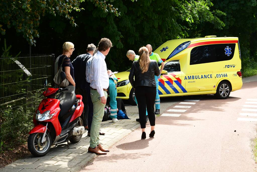Brommerrijdster gewond na botsing met auto