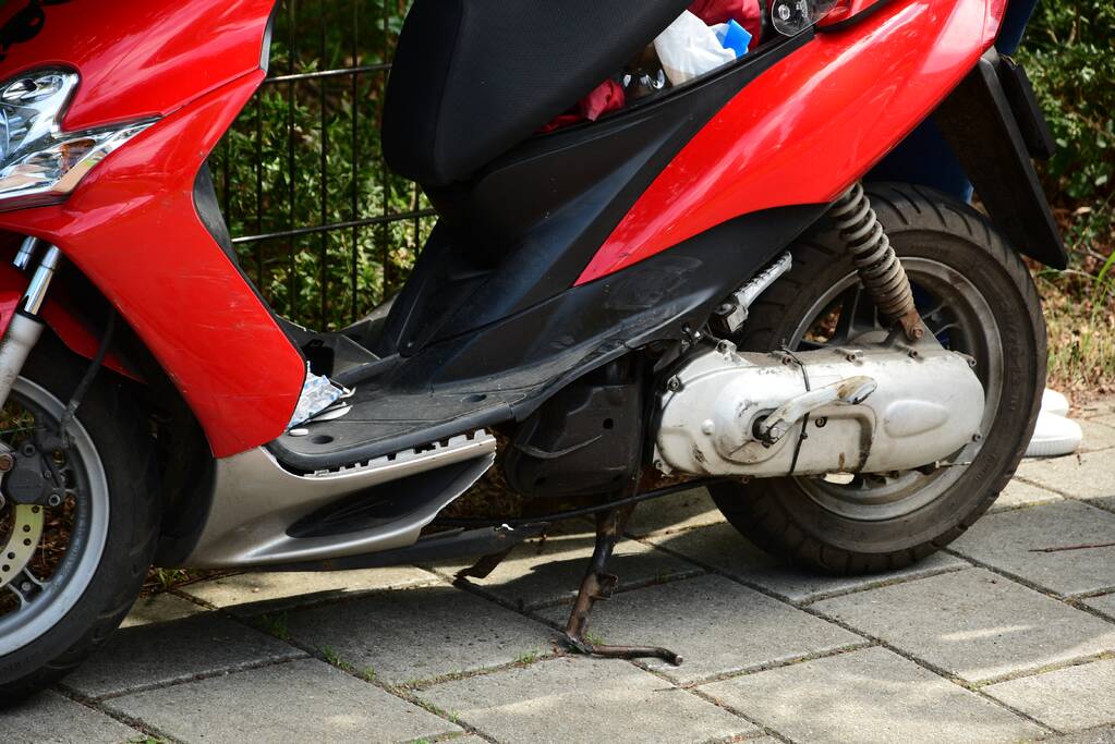 Brommerrijdster gewond na botsing met auto
