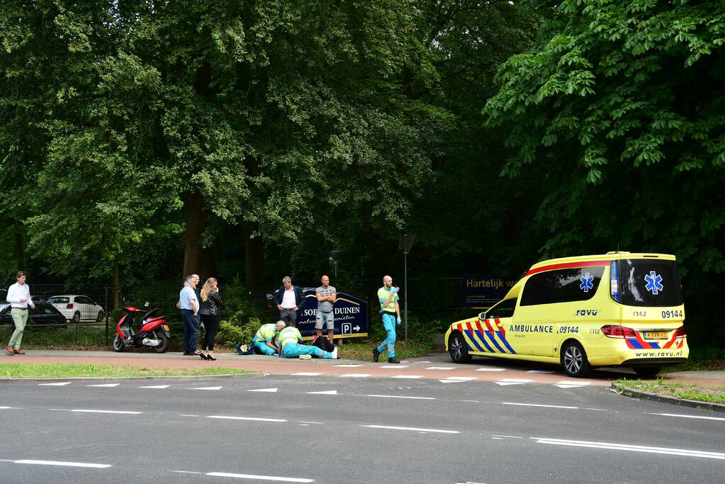 Brommerrijdster gewond na botsing met auto