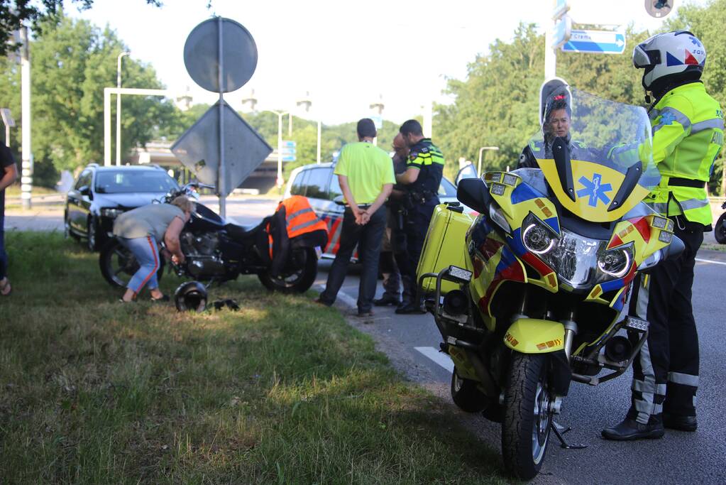 Motorrijder aangereden door auto