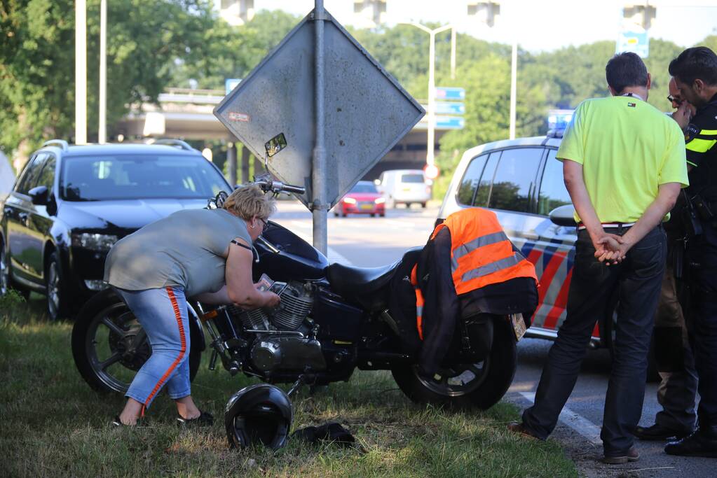 Motorrijder aangereden door auto