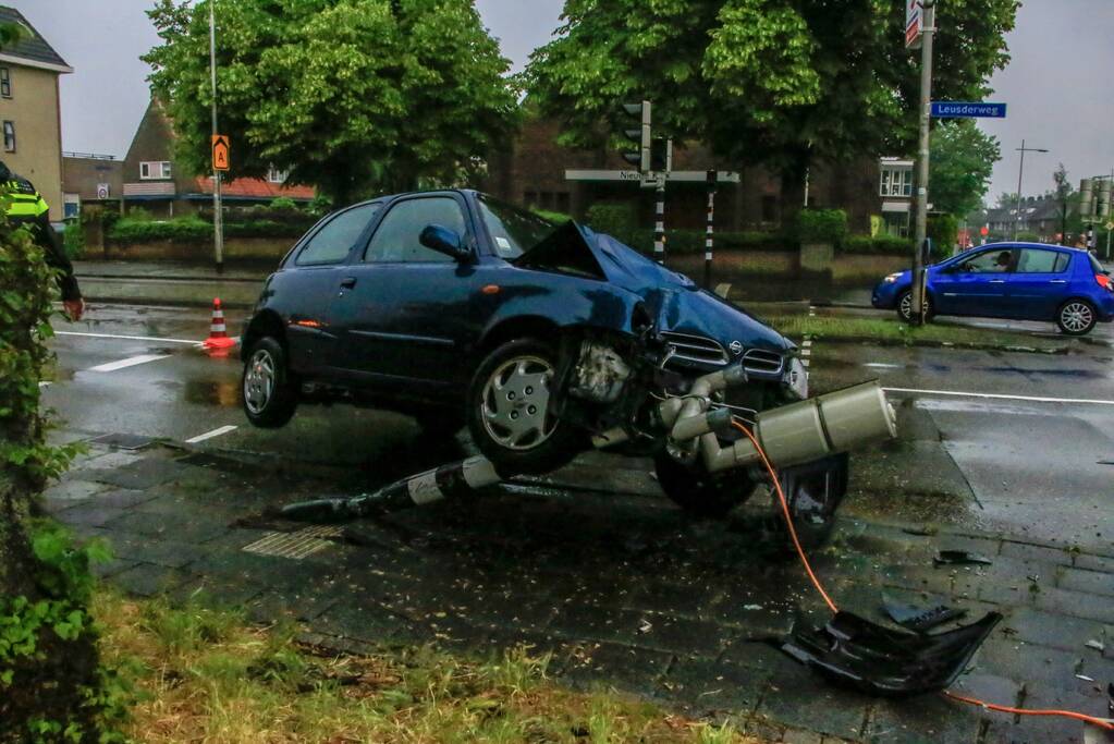 Automobilist ramt stoplicht