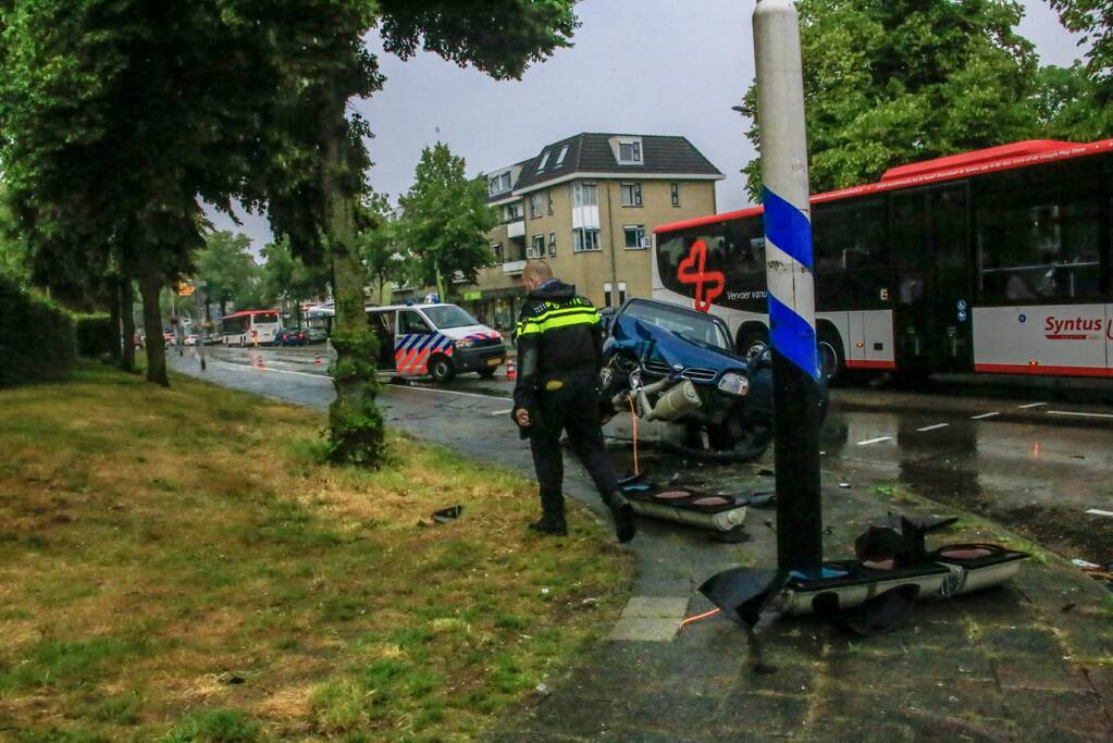 Automobilist ramt stoplicht