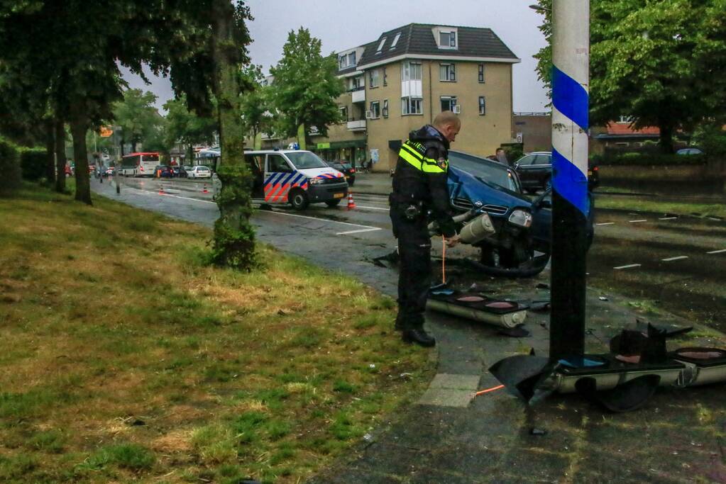 Automobilist ramt stoplicht