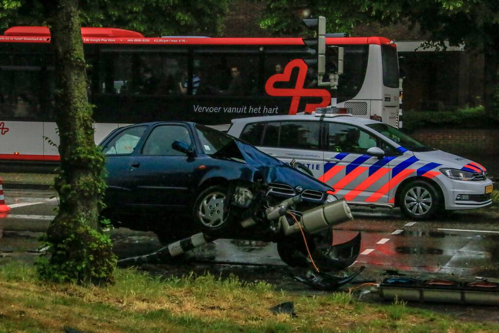 Automobilist ramt stoplicht