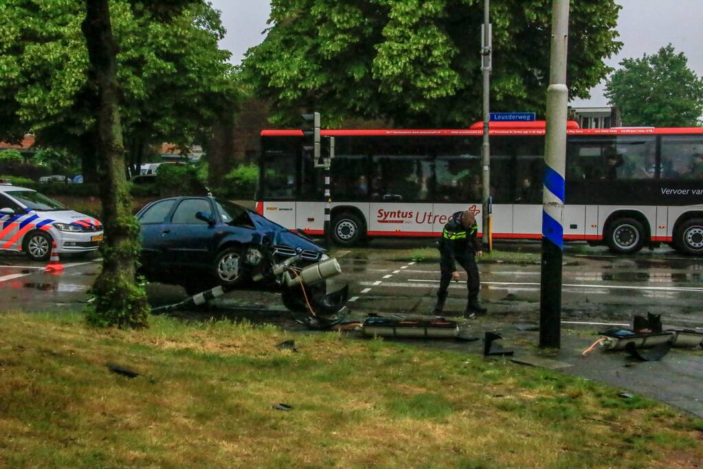Automobilist ramt stoplicht