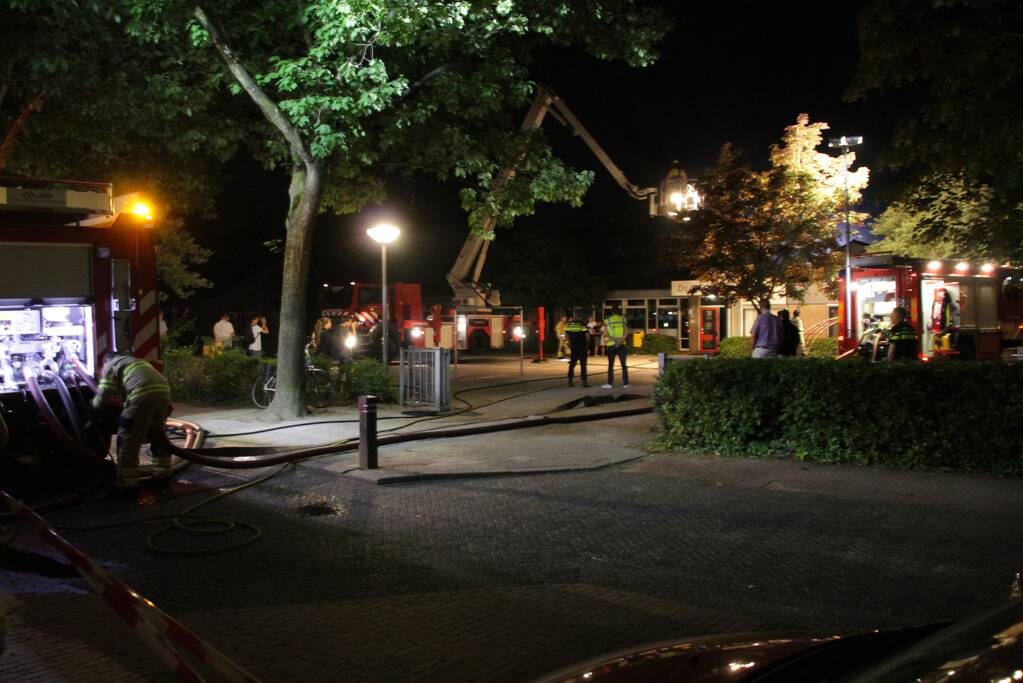 Brandweer blust grote brand in schoolgebouw