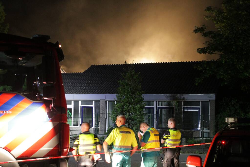 Brandweer blust grote brand in schoolgebouw