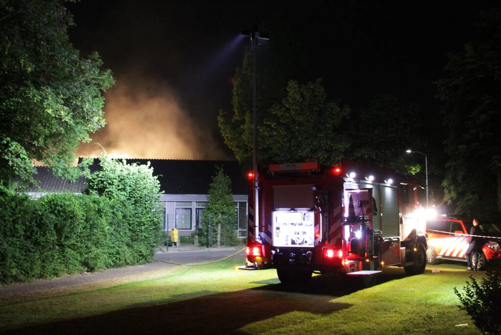 Brandweer blust grote brand in schoolgebouw