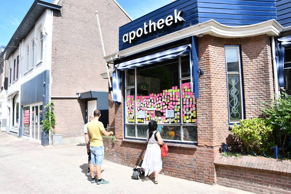 Al ruim 300 ideeën voor Apotheek op ramen geplakt