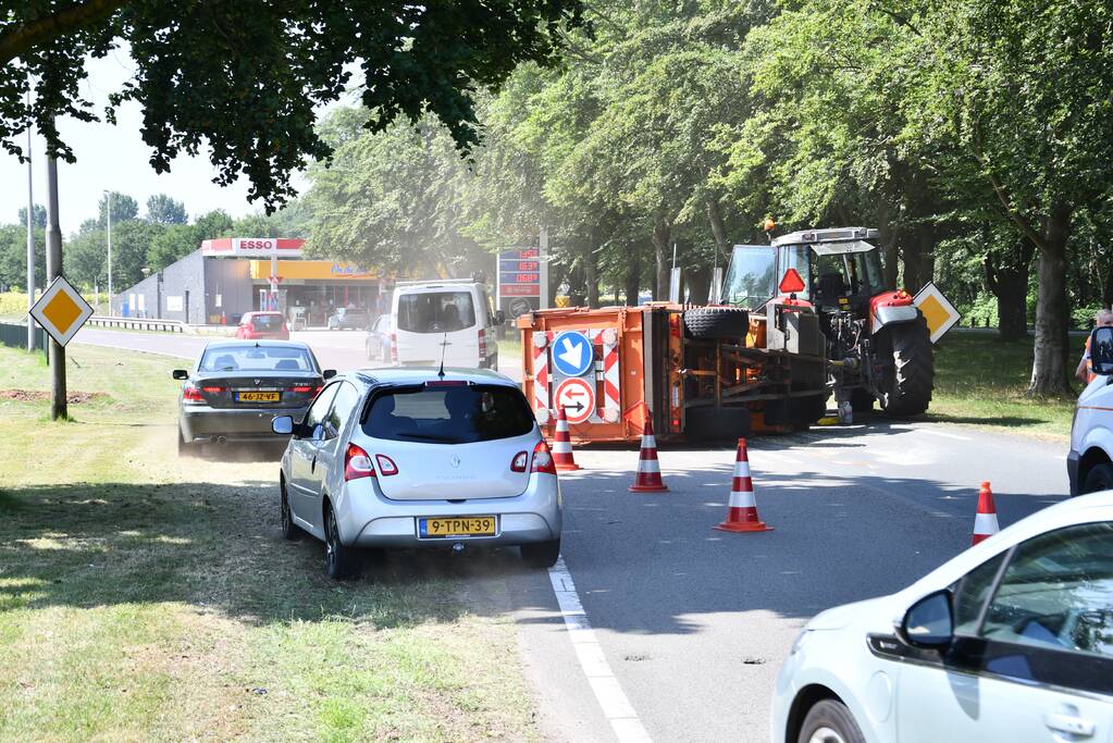 Aanhanger vol houtsnippers kantelt en zorgt voor verkeershinder