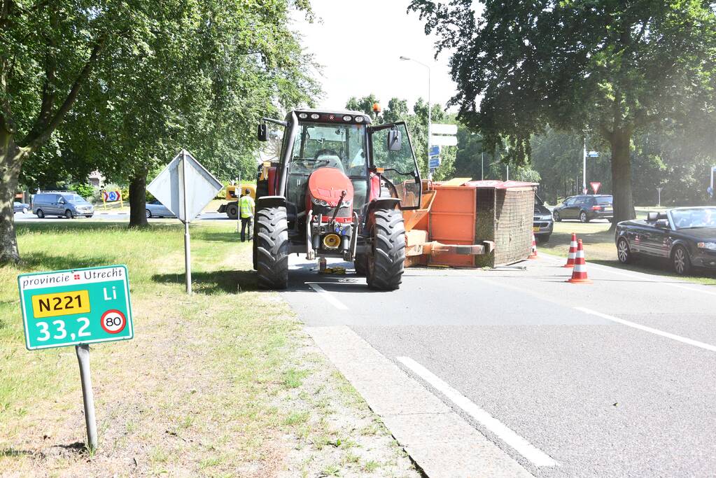 Aanhanger vol houtsnippers kantelt en zorgt voor verkeershinder