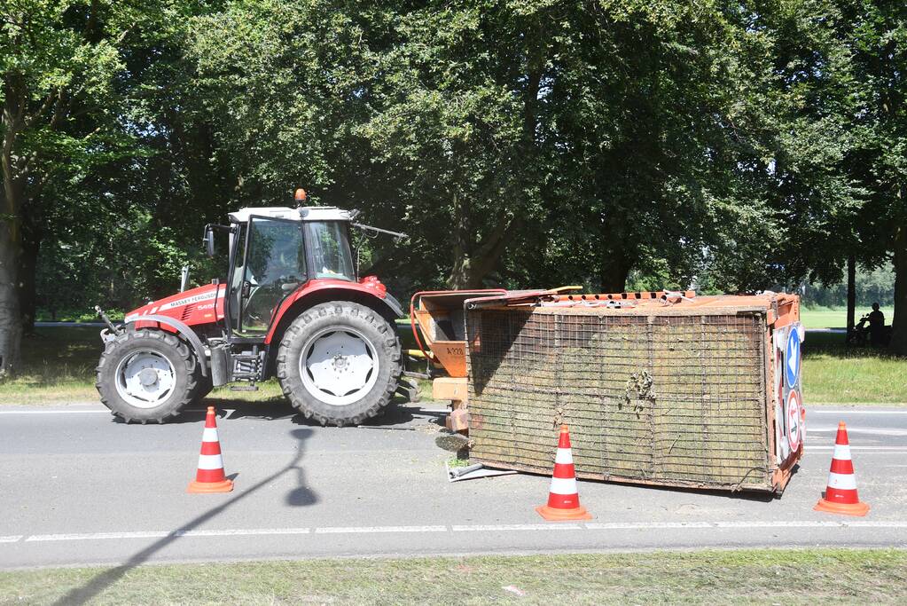 Aanhanger vol houtsnippers kantelt en zorgt voor verkeershinder