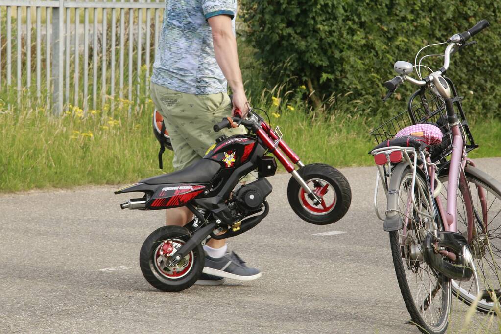 Jongetje (4) ramt hekwerk met mini-crossmotor