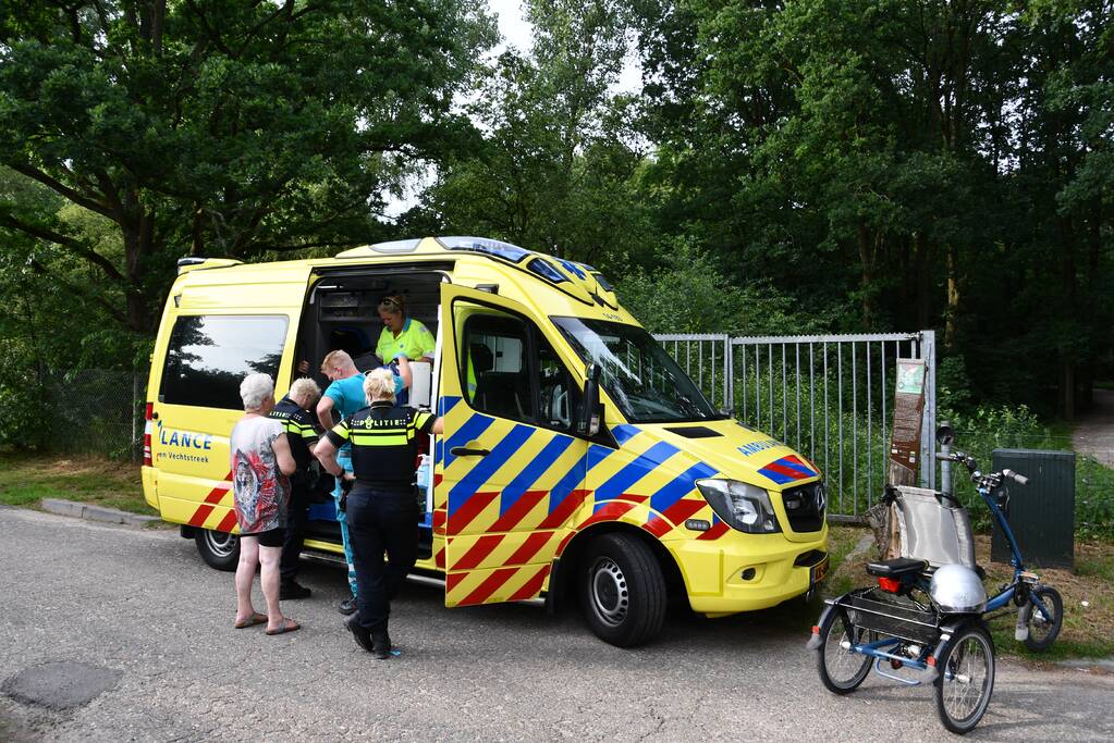 Oudere man op elektrische driewieler gewond na val op hei