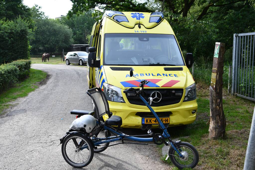 Oudere man op elektrische driewieler gewond na val op hei
