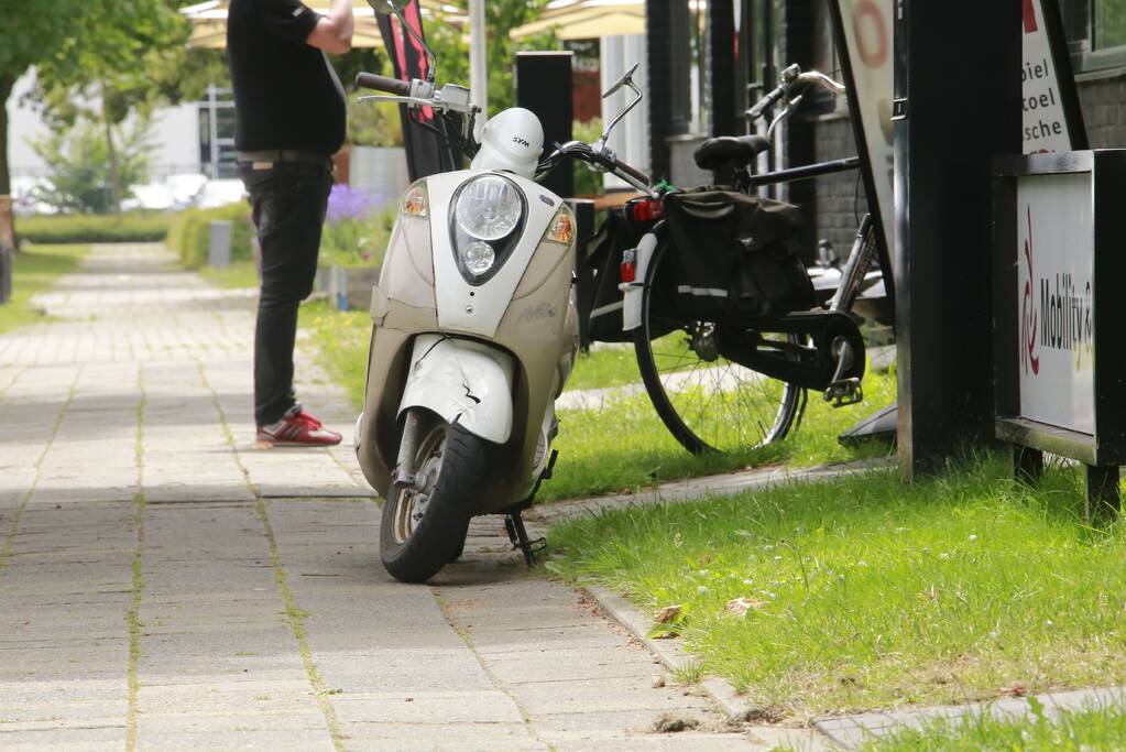 Achteruitrijdende bestelbus ramt scooter