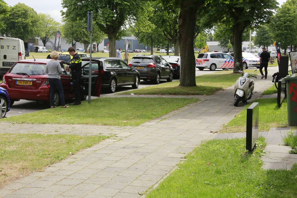 Achteruitrijdende bestelbus ramt scooter