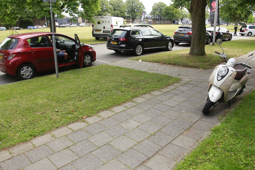 Achteruitrijdende bestelbus ramt scooter