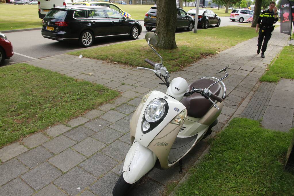 Achteruitrijdende bestelbus ramt scooter