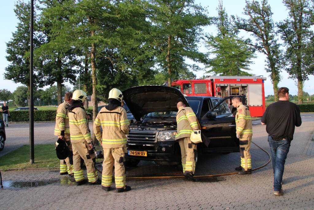 Brand onder motorkap van auto snel geblust
