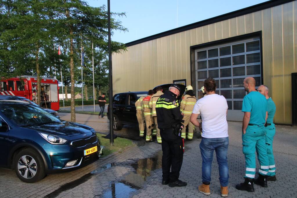 Brand onder motorkap van auto snel geblust