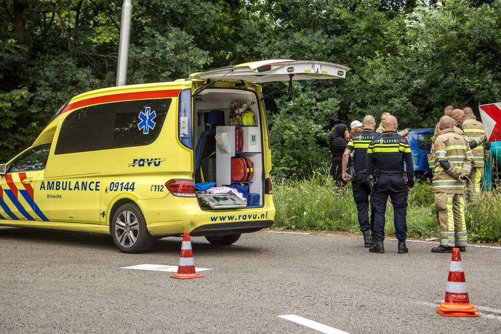Automobilist rijdt rechtdoor berm in