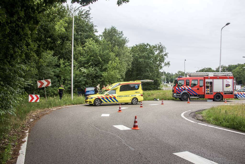 Automobilist rijdt rechtdoor berm in