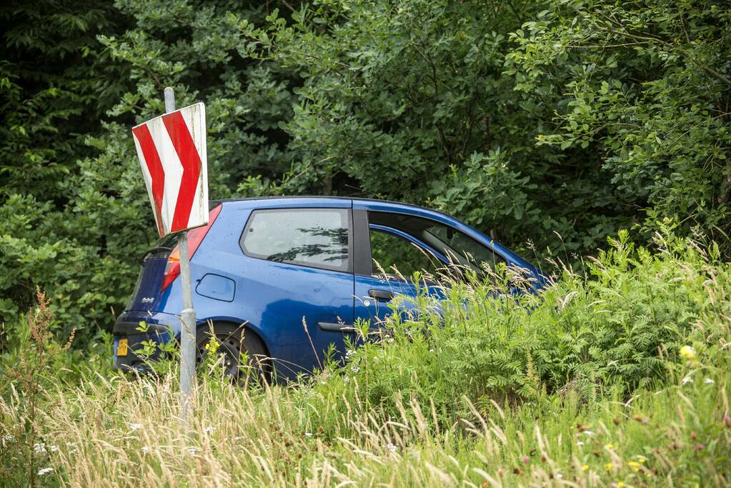 Automobilist rijdt rechtdoor berm in