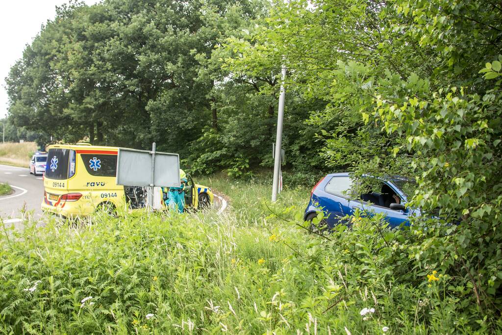 Automobilist rijdt rechtdoor berm in