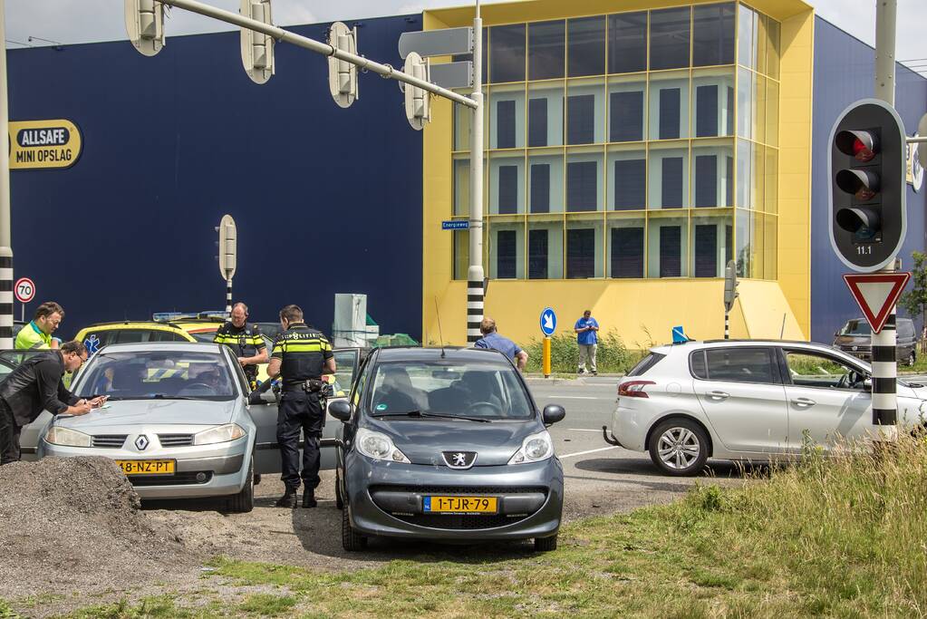 Bestuurster botst op leswagen