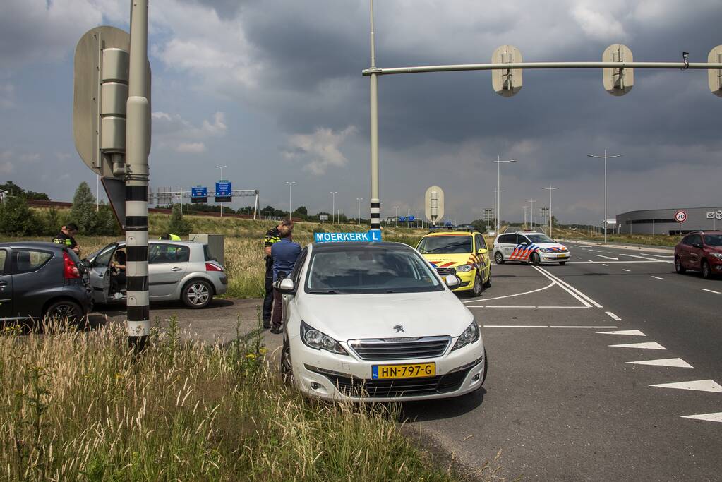 Bestuurster botst op leswagen