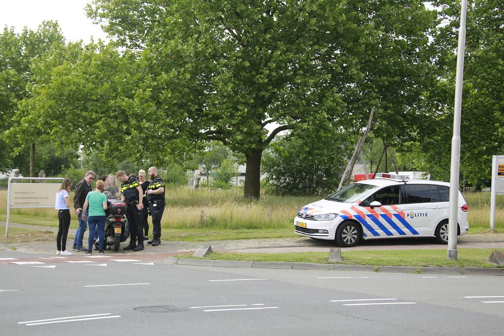 Scooter en brommer botsen en één rijdt door