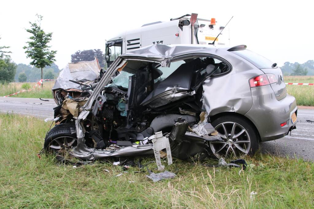 UPDATE: Dode na frontale botsing met vrachtwagen