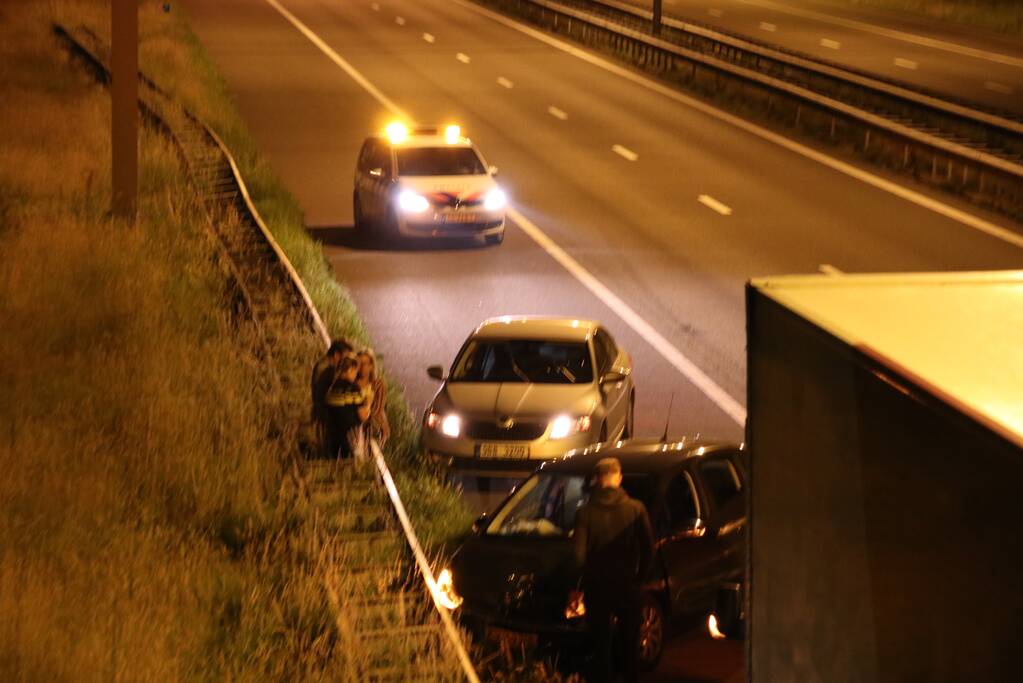 Personenauto botst achterop vrachtwagen