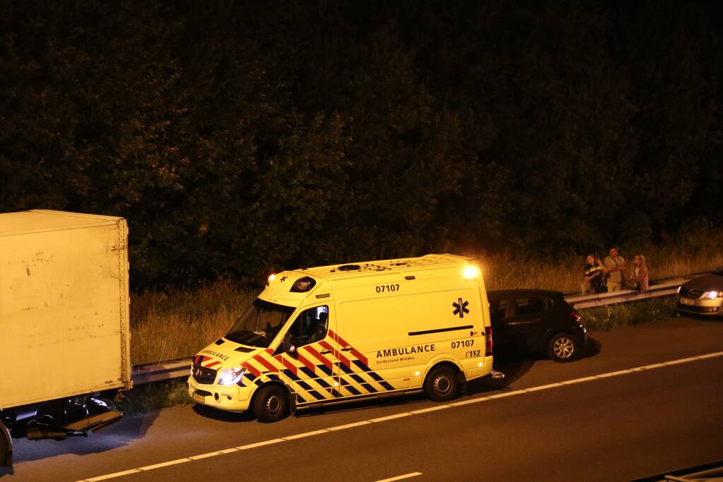 Personenauto botst achterop vrachtwagen