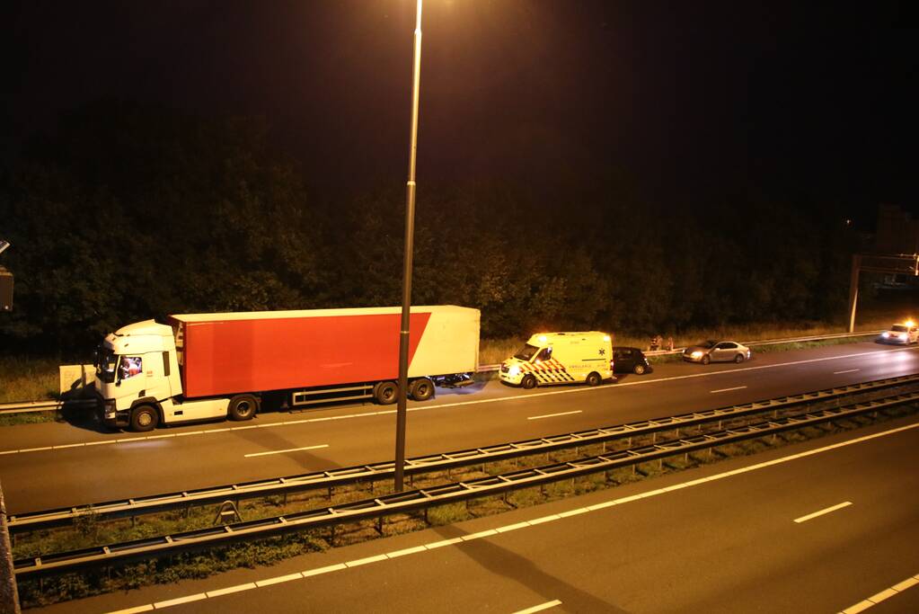 Personenauto botst achterop vrachtwagen