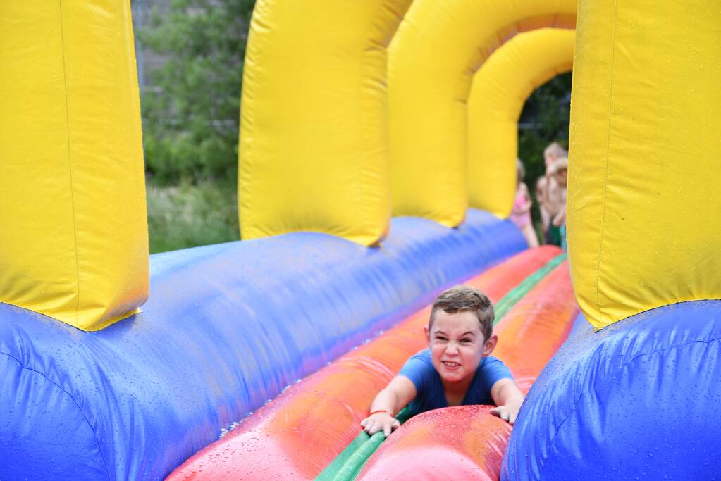 Veel kinderen hebben plezier bij buitenspeeldag