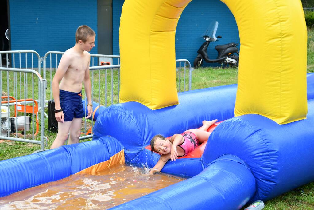 Veel kinderen hebben plezier bij buitenspeeldag