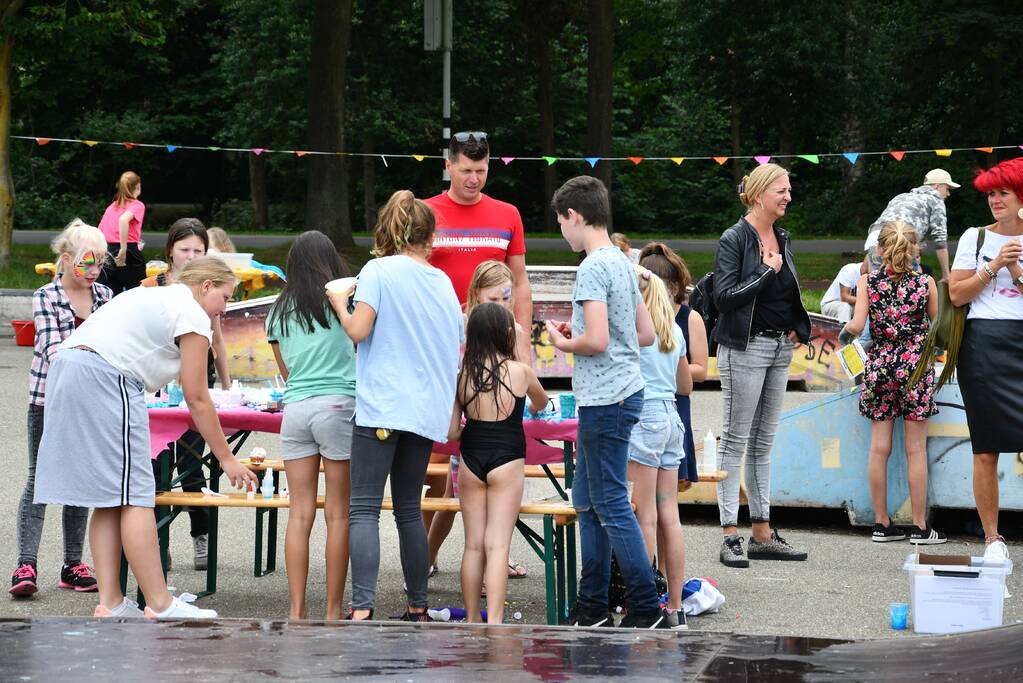 Veel kinderen hebben plezier bij buitenspeeldag
