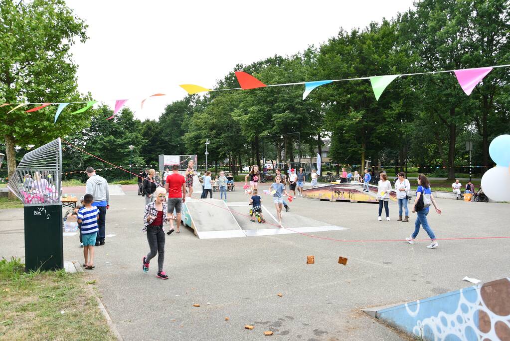 Veel kinderen hebben plezier bij buitenspeeldag