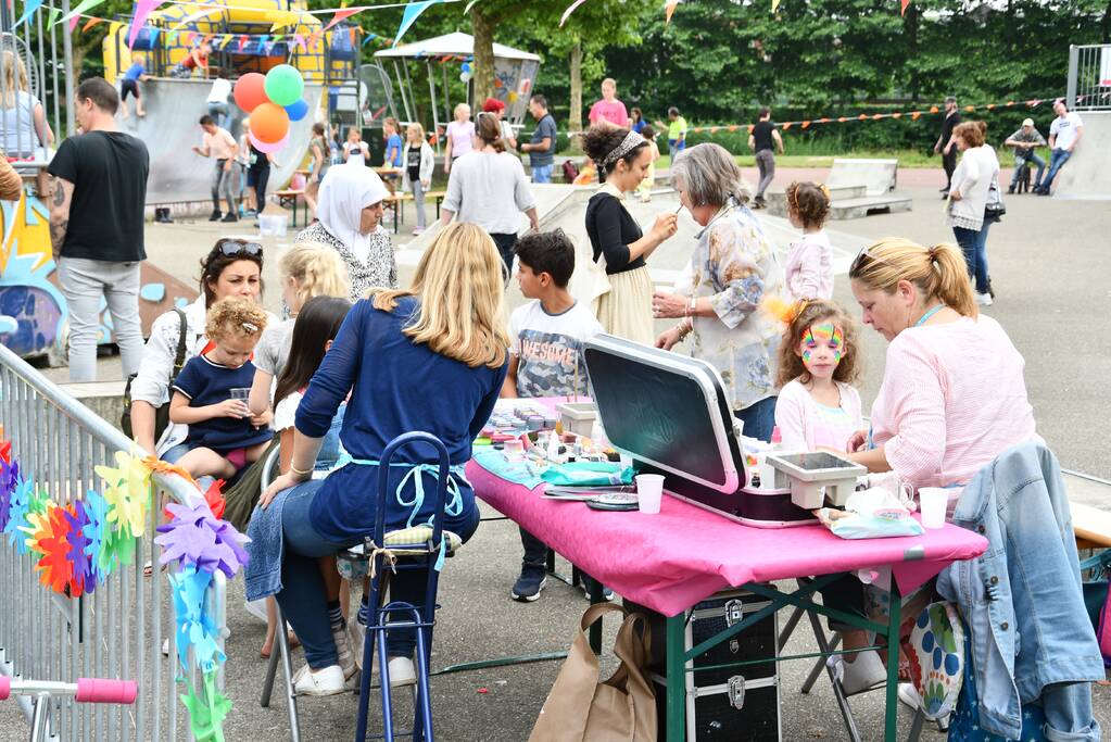 Veel kinderen hebben plezier bij buitenspeeldag