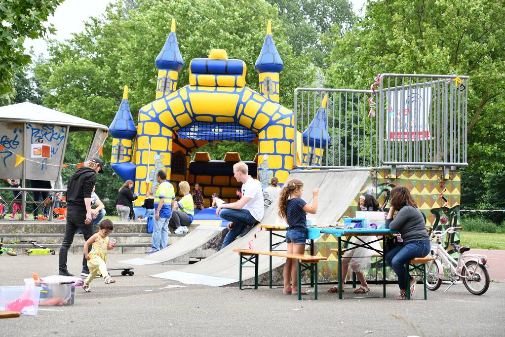 Veel kinderen hebben plezier bij buitenspeeldag