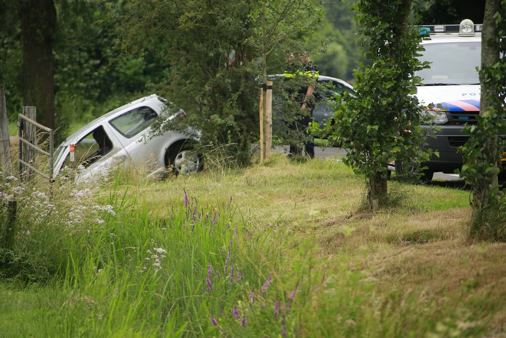 Bestuurster vliegt uit de bocht en belandt in sloot Soest (+ VIDEO)
